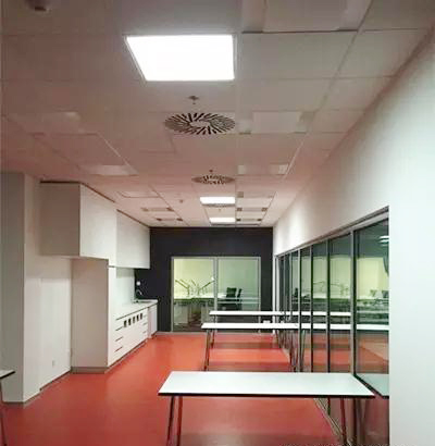 裝配索樂圖導光管的走廊